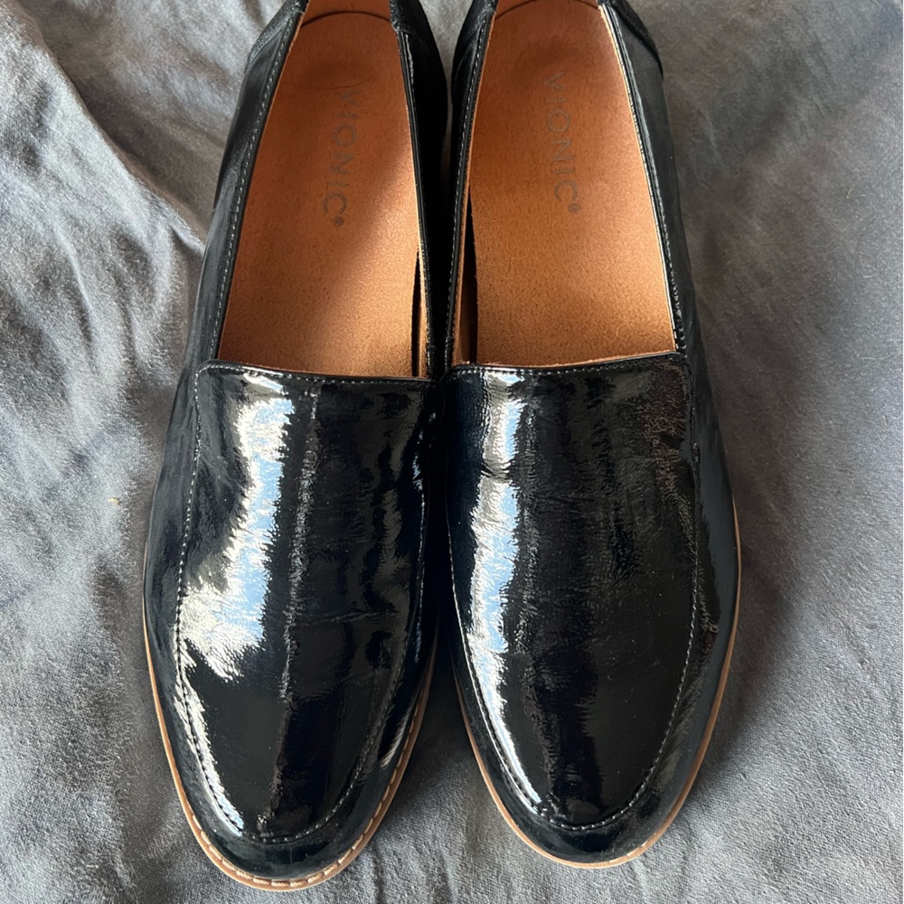 Vionic Kensley Loafers NWOB size 9
